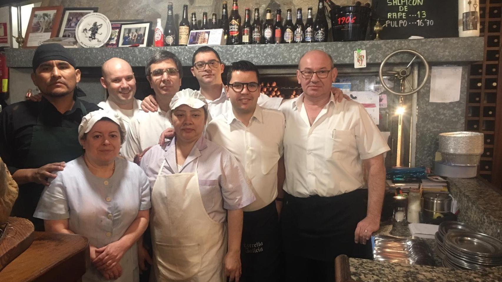 Los trabajadores de la parrillada Buenos Aires delante de la parrilla.