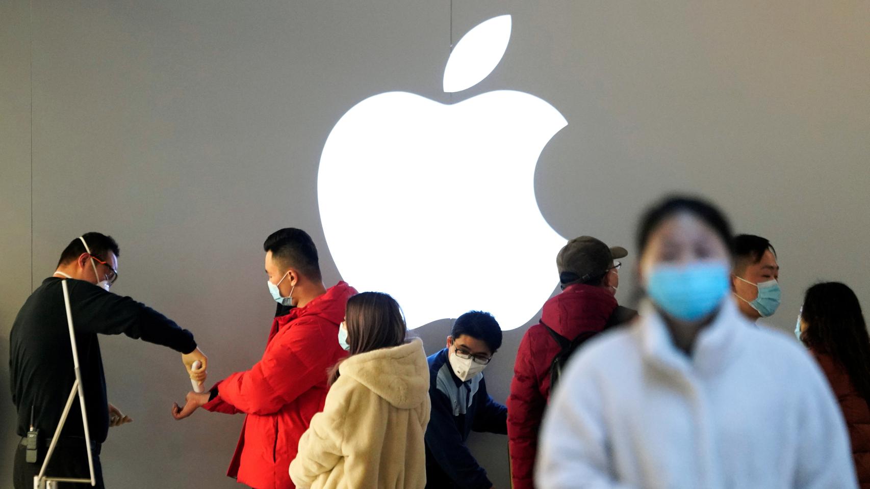 El interior de una tienda Apple durante la pandemia.