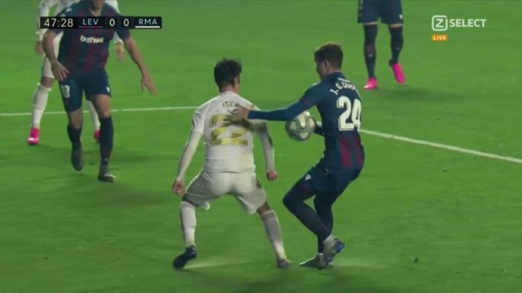 Jornada 25. Penalti por mano de Campaña