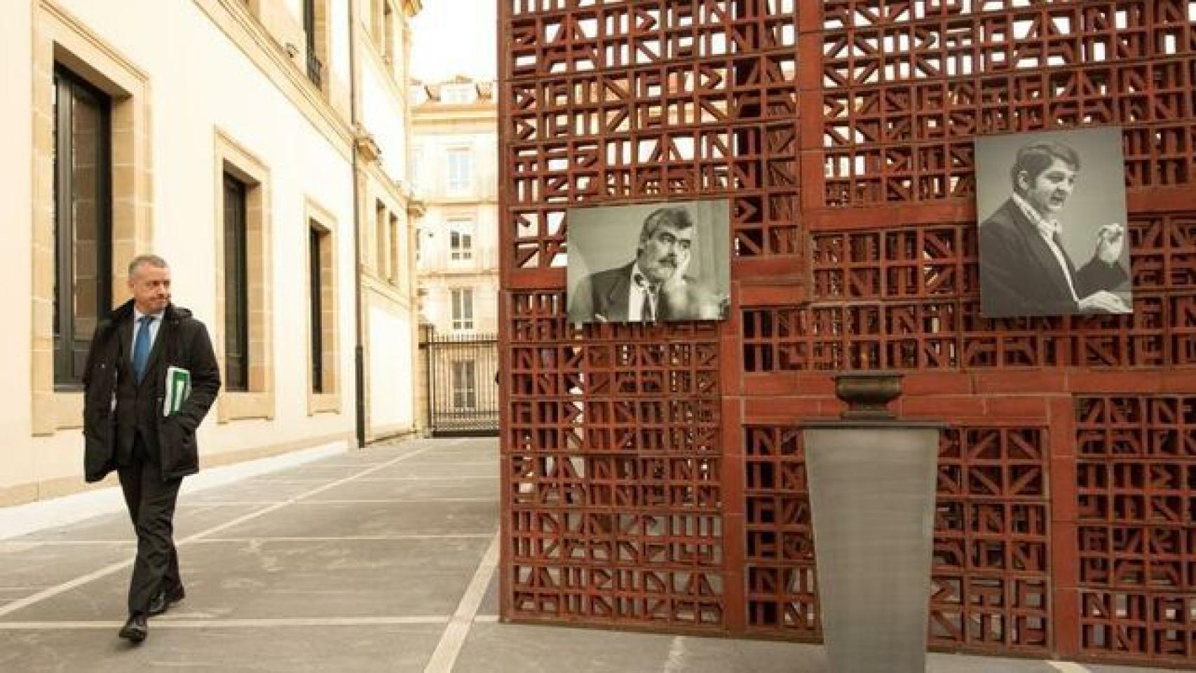 El lehendakari Urkullu, junto los retratos de los asesinados por ETA Fernando Buesa y Enrique Casas.
