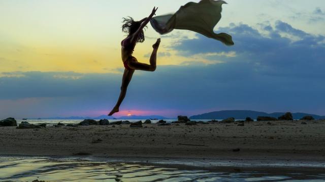 Cada vez más personas eligen destinos en los que practicar yoga.