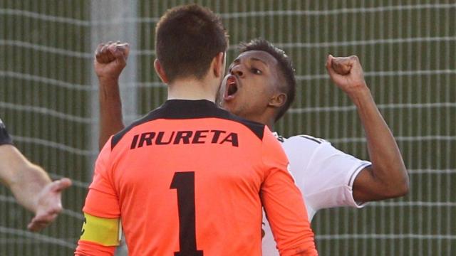 Rodrygo celebrando su gol en la cara del portero del Sanse