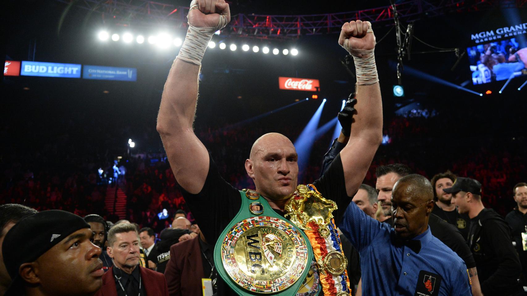 Tyson Fury celebrando su título de campeón mundial WBC del peso pesado