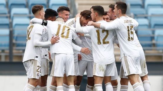 Los canteranos del Real Madrid hacen piña en el campo.