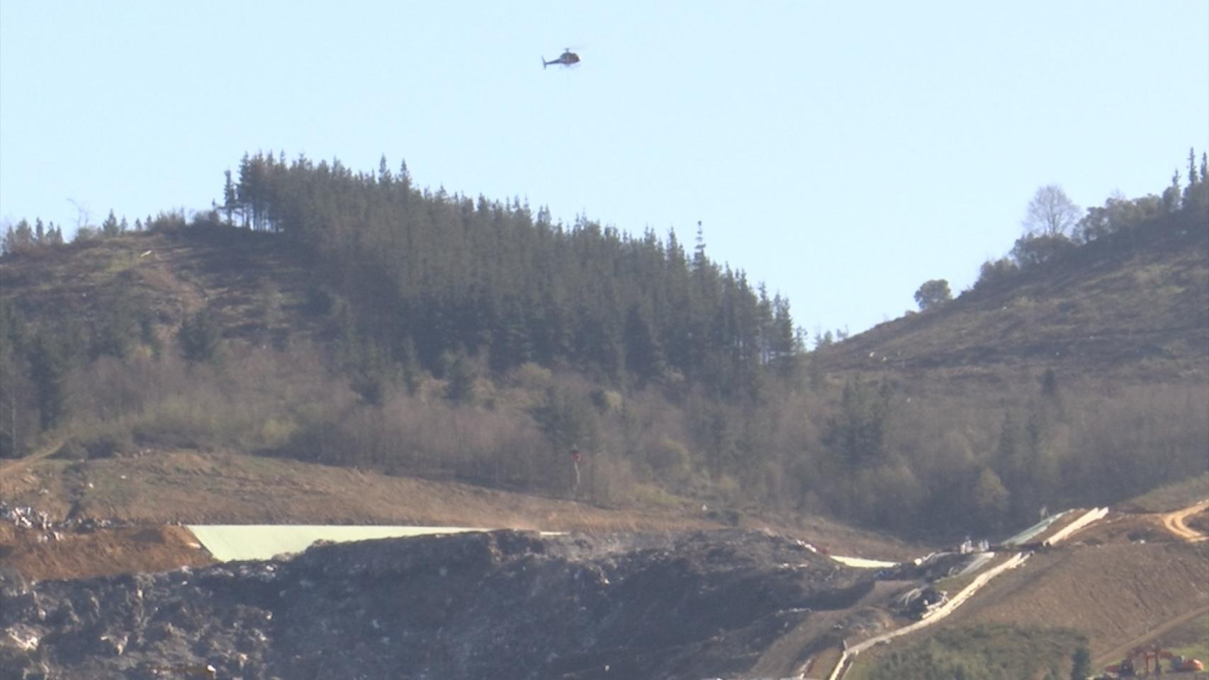 Helicóptero sobre el vertedero de Zaldibar.