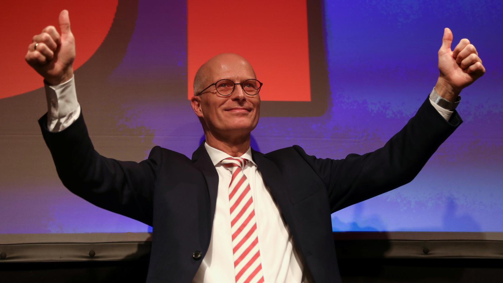 El socialdemócrata Peter Tschentscher celebra su victoria en las elecciones de Hamburgo.
