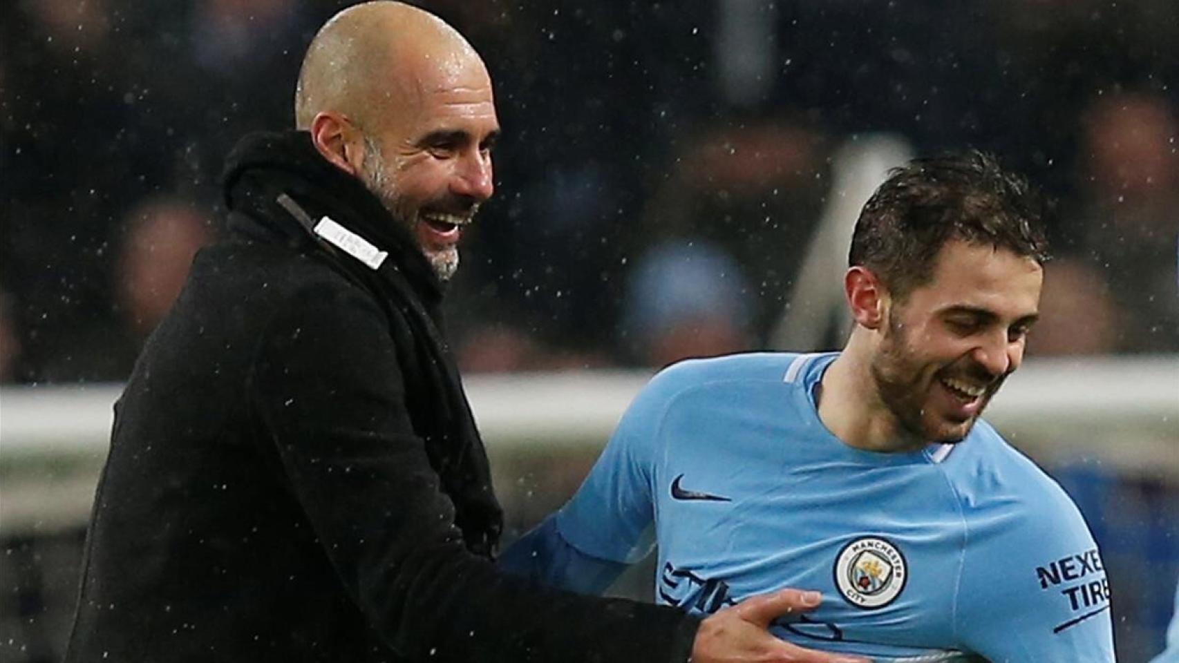 Bernardo Silva, junto a Pep Guardiola en un partido del Manchester City