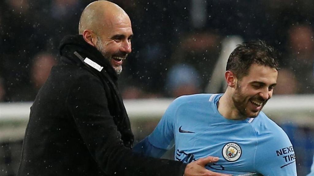 Bernardo Silva, junto a Pep Guardiola en un partido del Manchester City