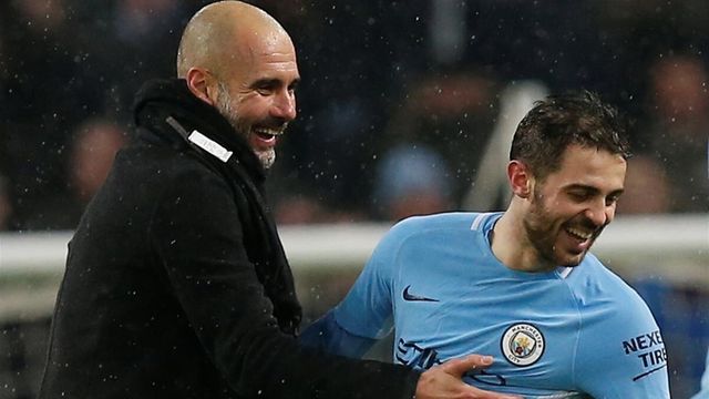 Bernardo Silva, junto a Pep Guardiola en un partido del Manchester City
