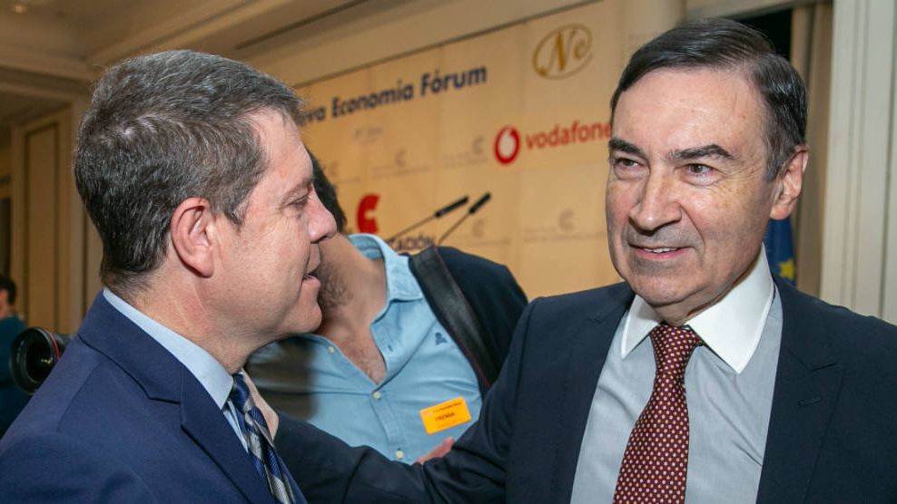 Emiliano García-Page, a la izquierda, junto al periodista Pedro J. Ramírez