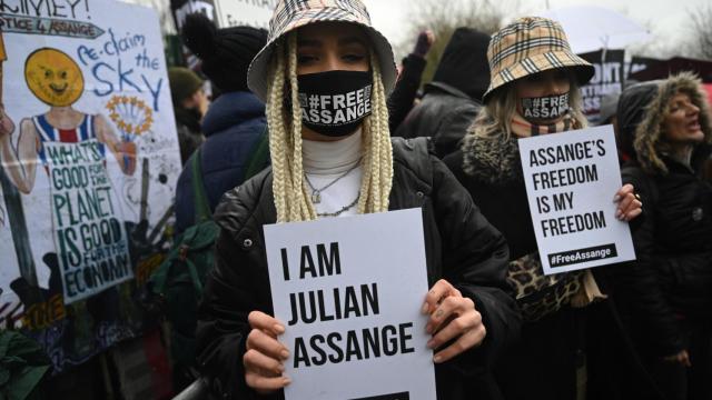 Seguidores del fundador de WikiLeaks, Julian Assange, protestan este lunes en Londres.