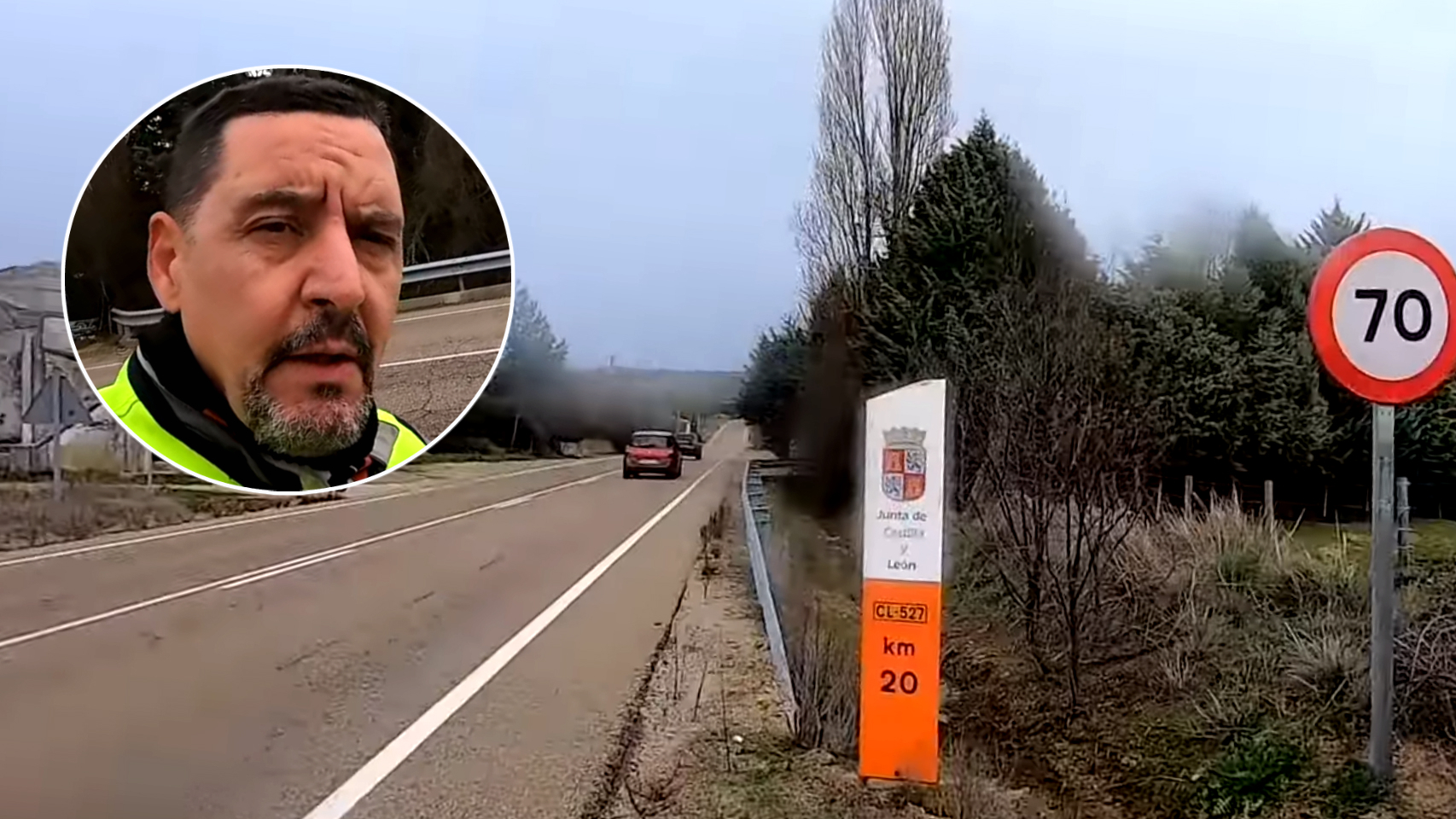 Juan Carlos Toribio y una de las señales de la polémica.