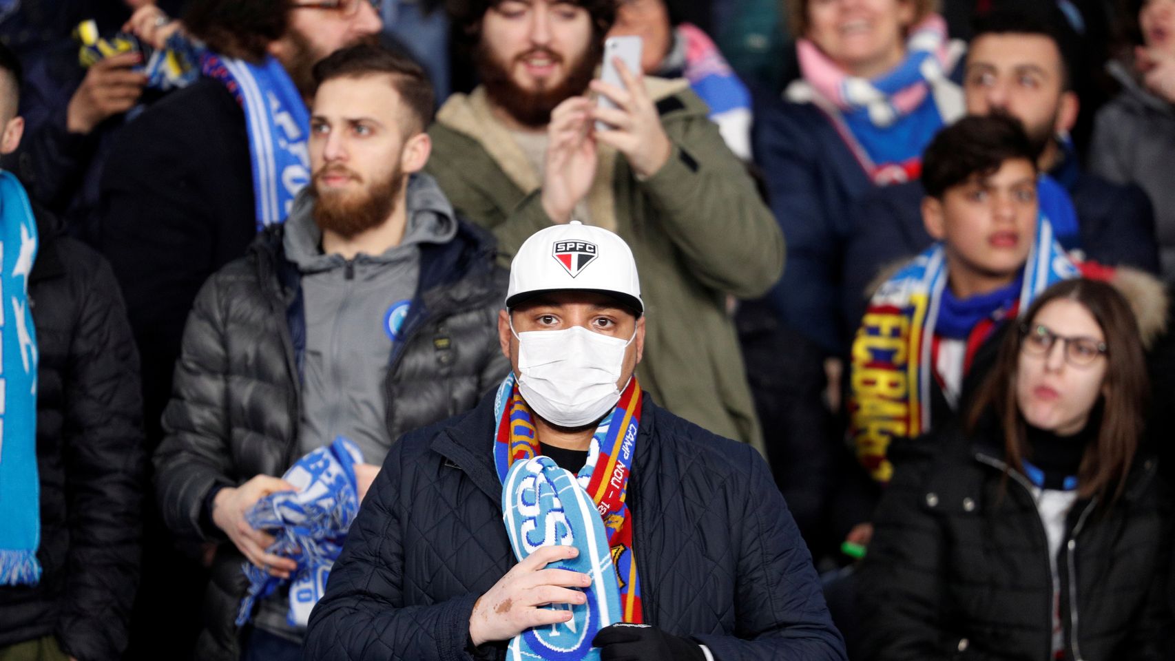 Un aficionado del Nápoles, con mascarilla durante el Nápoles - Barça