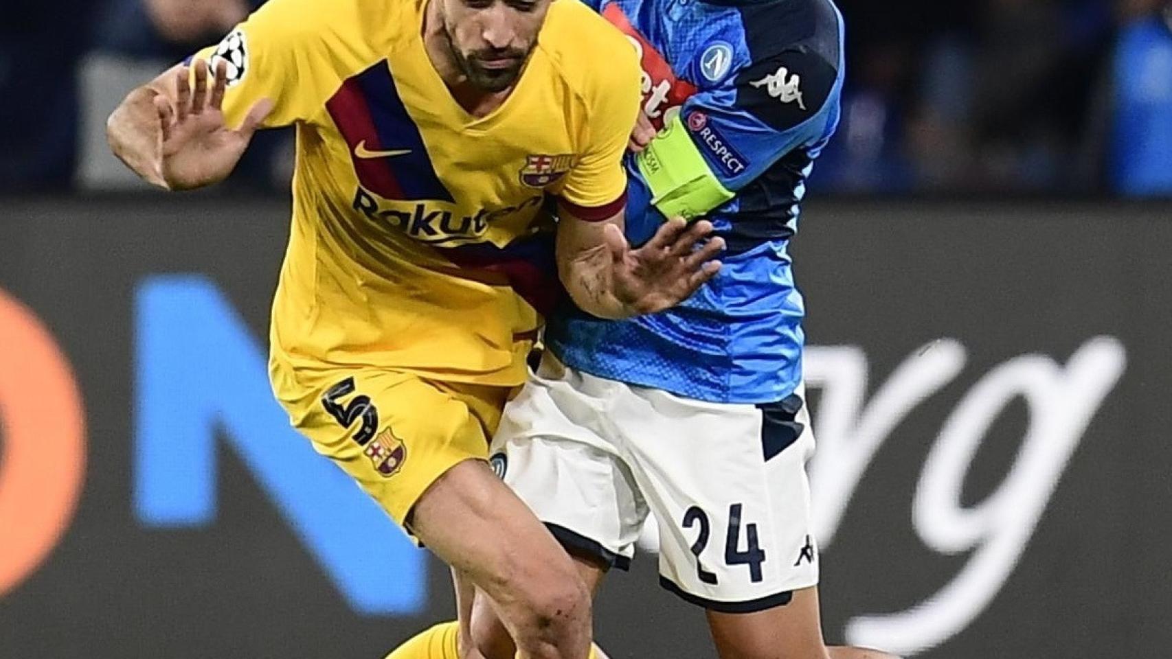 Sergio Busquets, ante Lorenzo Insigne en el Nápoles - Barça