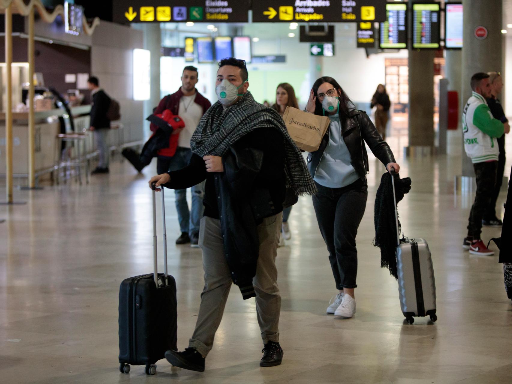 Viajeros procedentes de Italia llegan al aeropuerto de Manises, Valencia.
