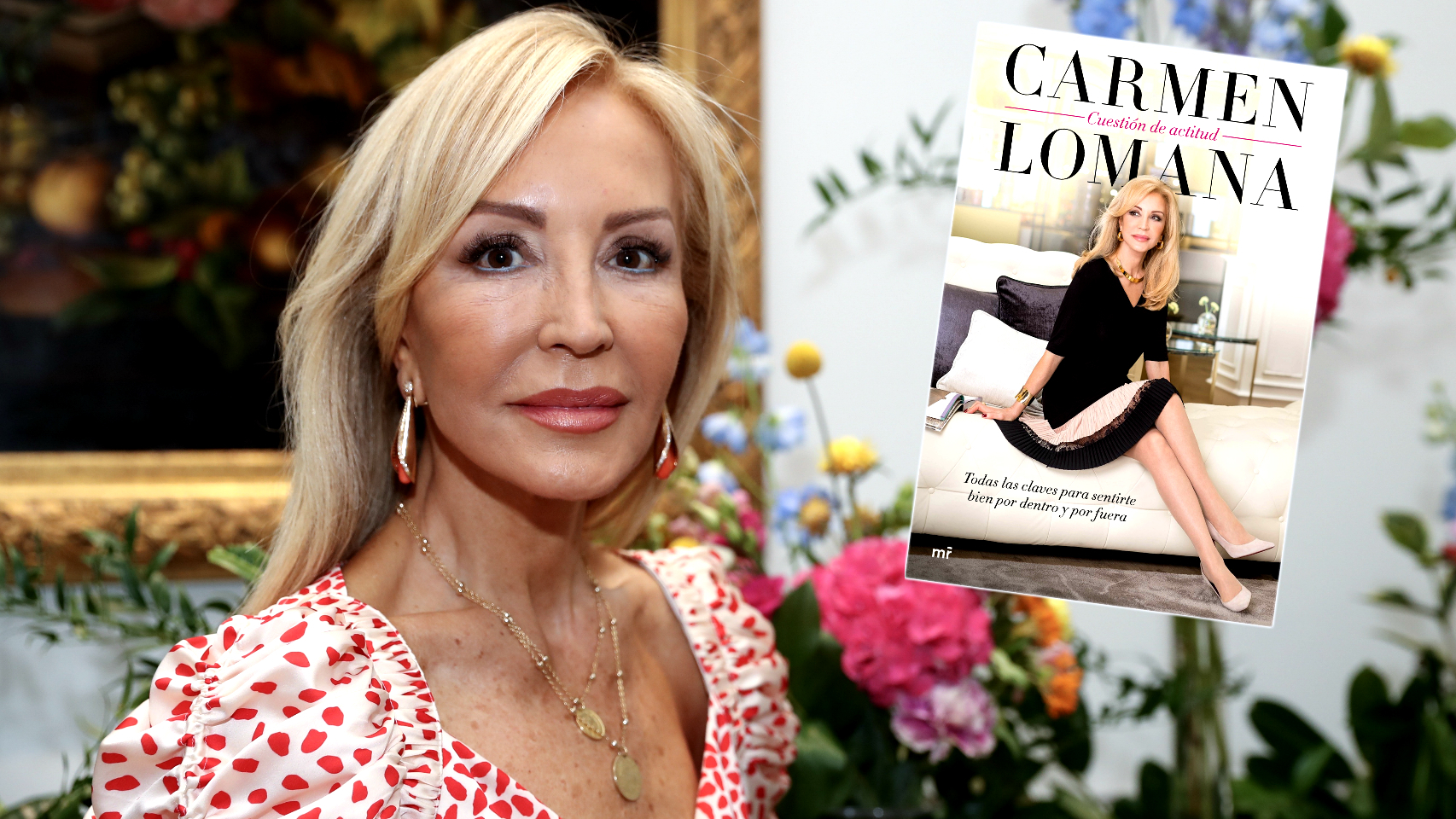 Carmen Lomana junto a la portada de su nuevo libro 'Cuestión de actitud'.