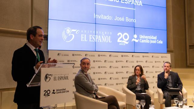 José Bono, expresidente del Congreso, junto a los periodistas Cristian Campos, María Peral y Daniel Basteiro.