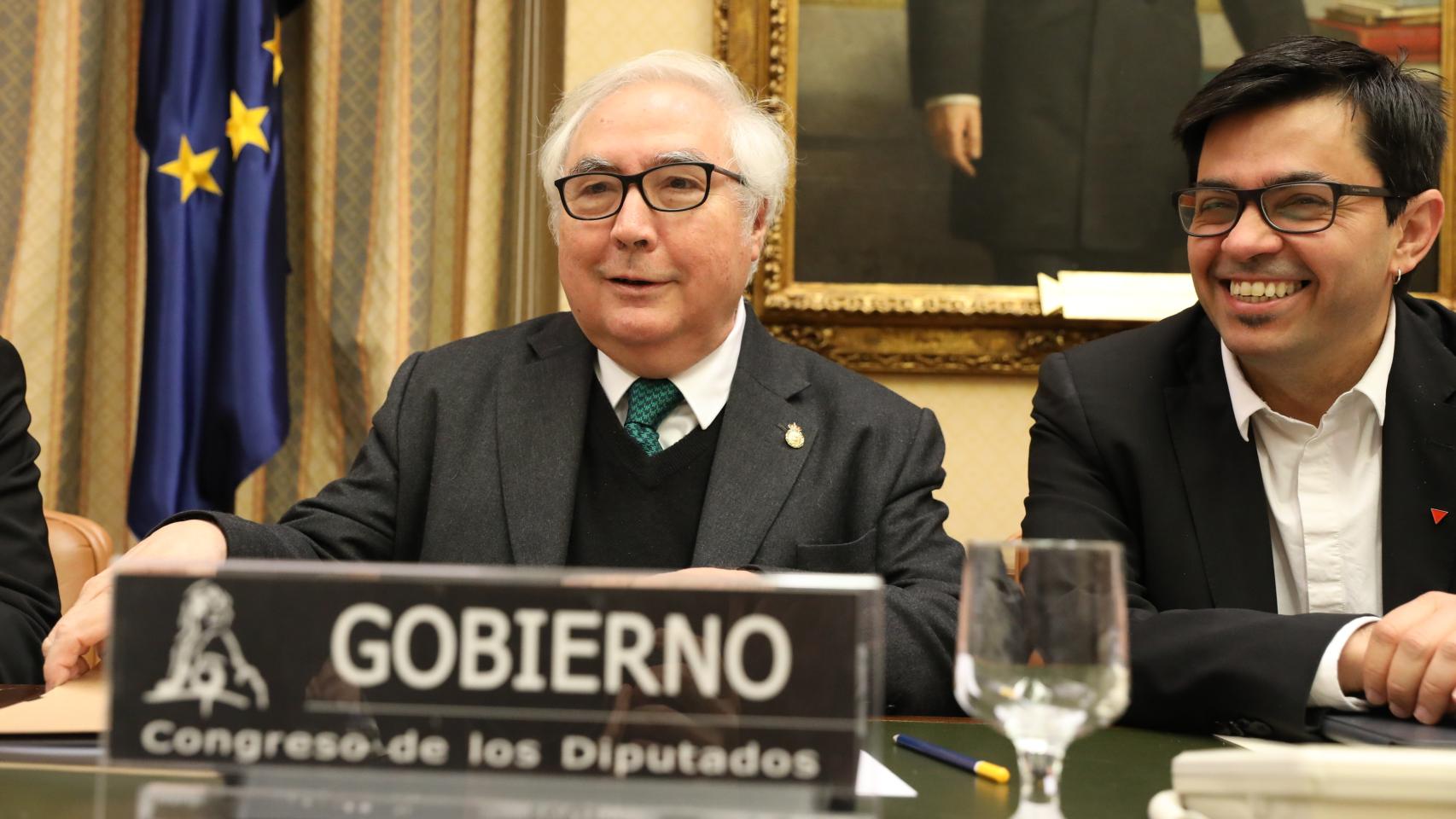 El ministro de Universidades, Manuel Castells y el secretario primero del Congreso por En Comú Podem, Gerardo Pisarello.