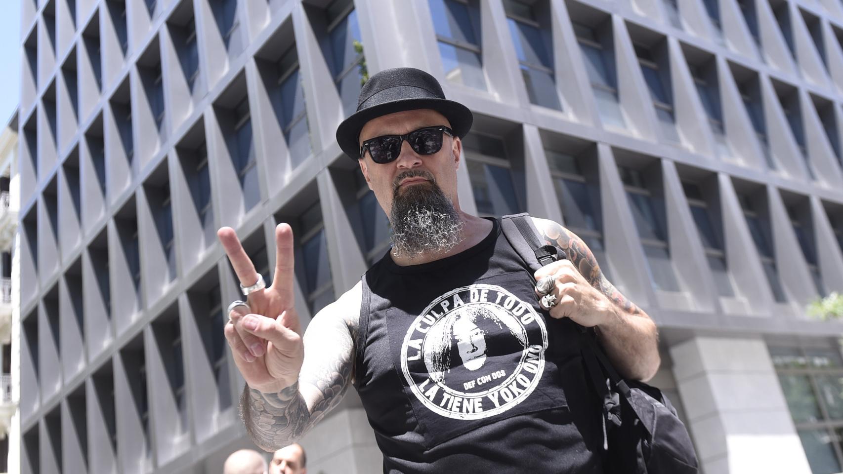 César Strawberry, en las puertas de la Audiencia Nacional./