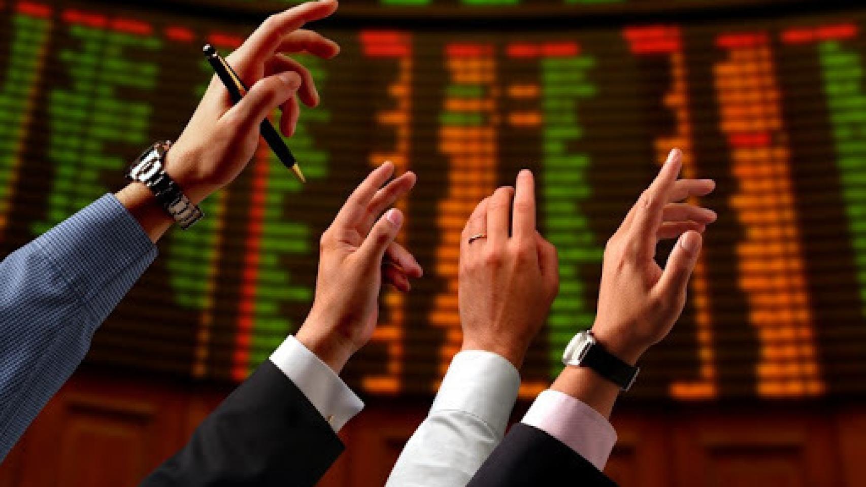 Varios operadores de bolsa en una subasta de valores.