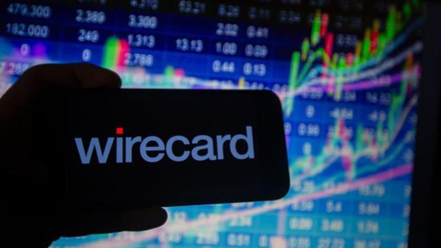 Un usuario maneja la aplicación de Wirecard frente a una pantalla de cotización.