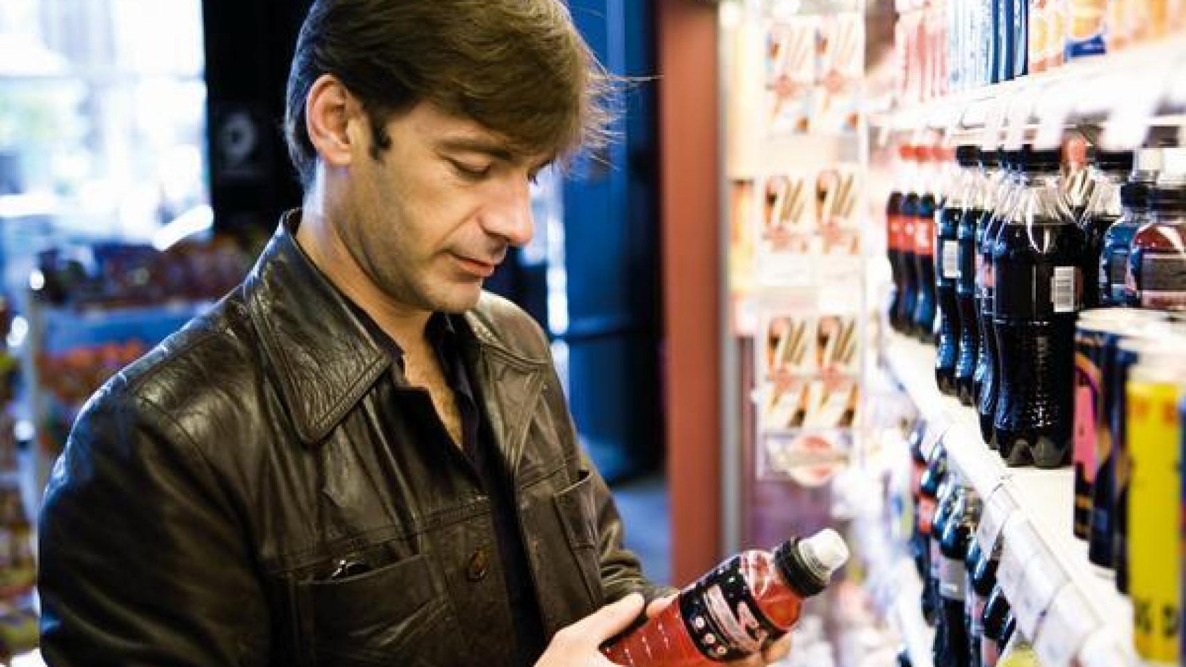 Un hombre de mediana edad seleccionando su refresco.