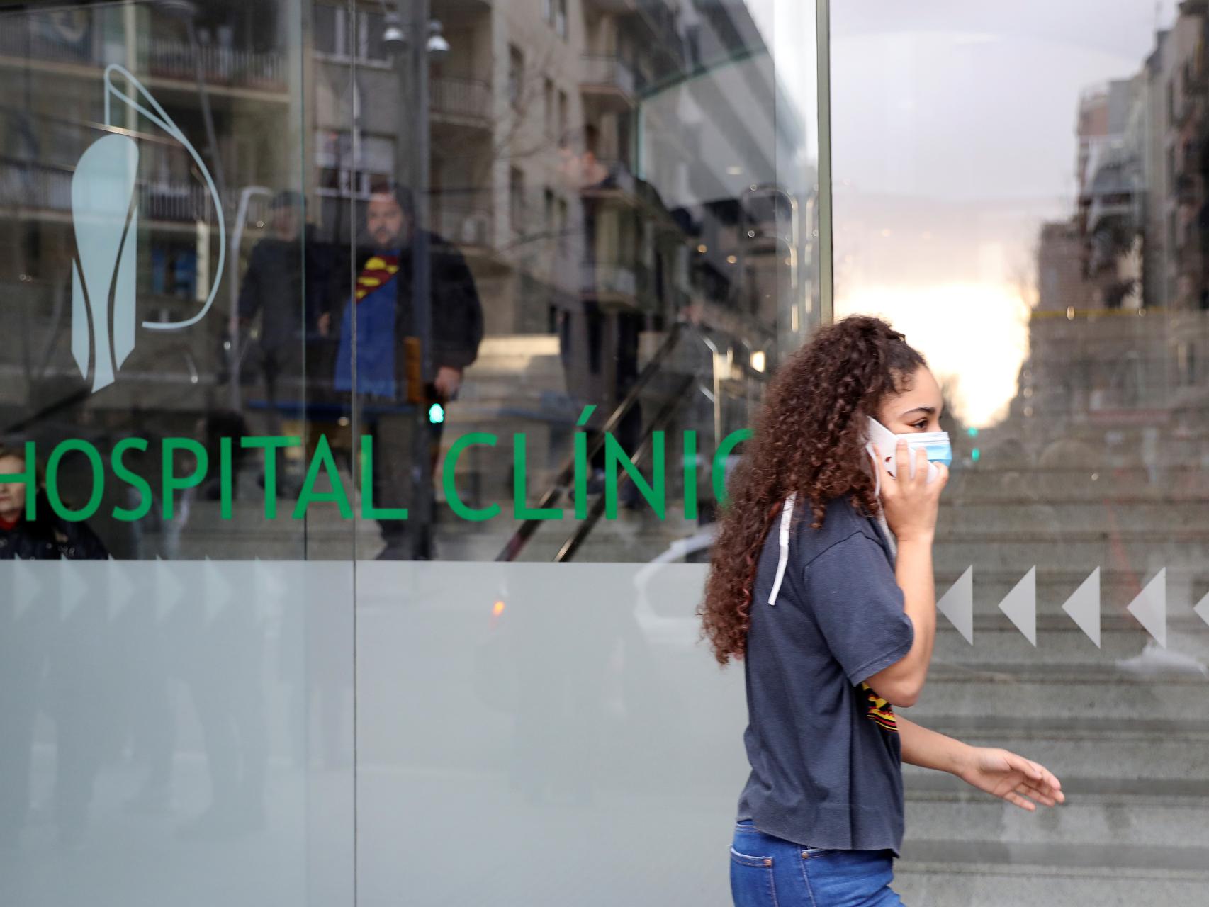 Una mujer pasea frente al Hospital Clínic, donde hay dos pacientes de COVID 19.