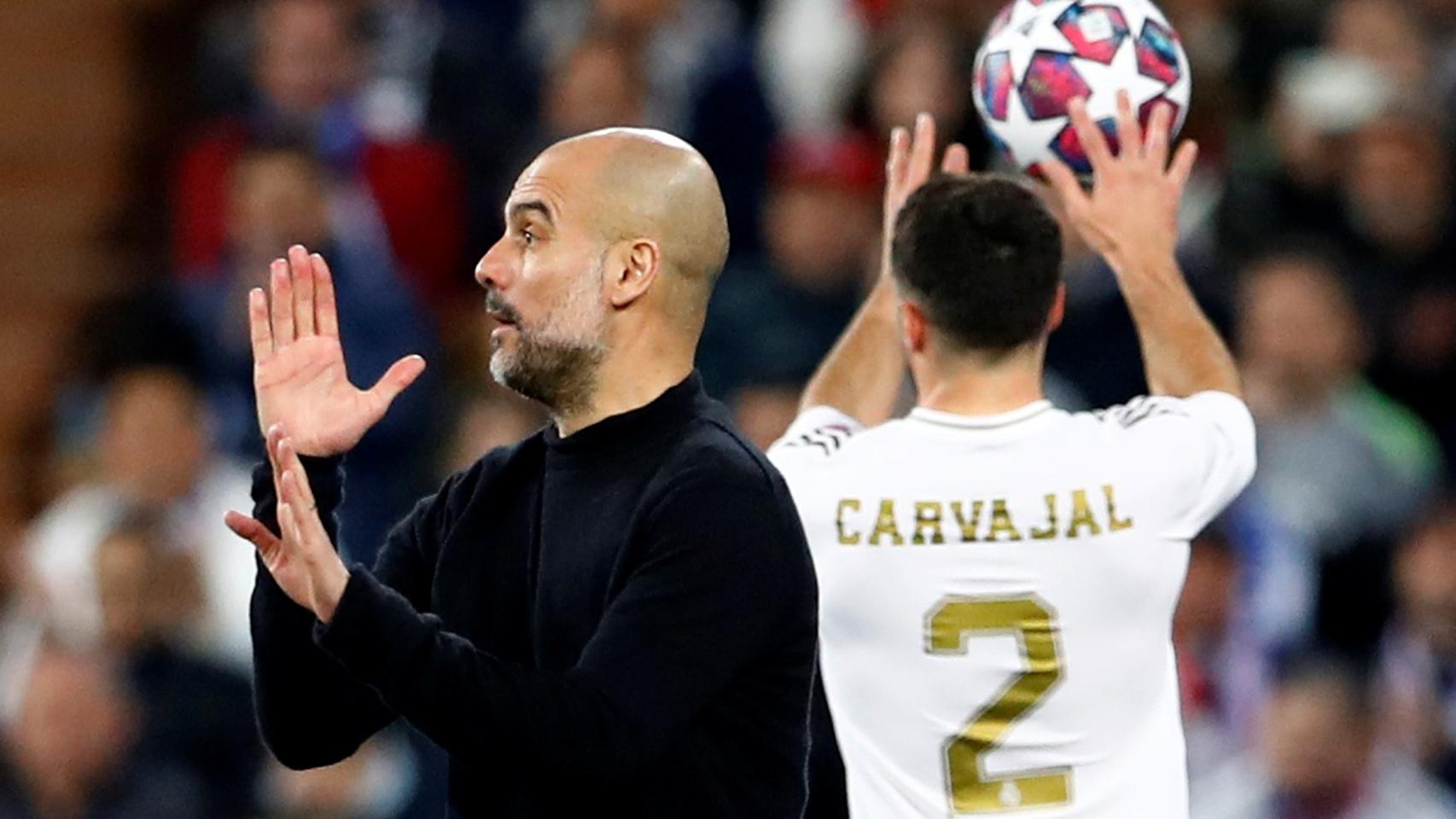 Pep Guardiola da órdenes a sus jugadores desde la banda