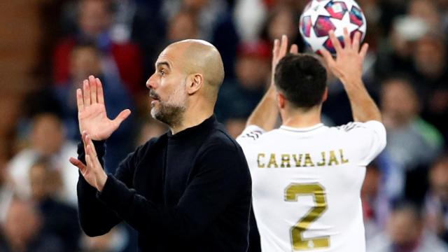 Pep Guardiola da órdenes a sus jugadores desde la banda