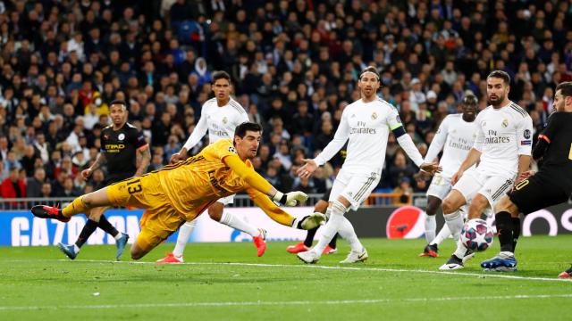 Thibaut Courtois despeja un lanzamiento del Manchester City