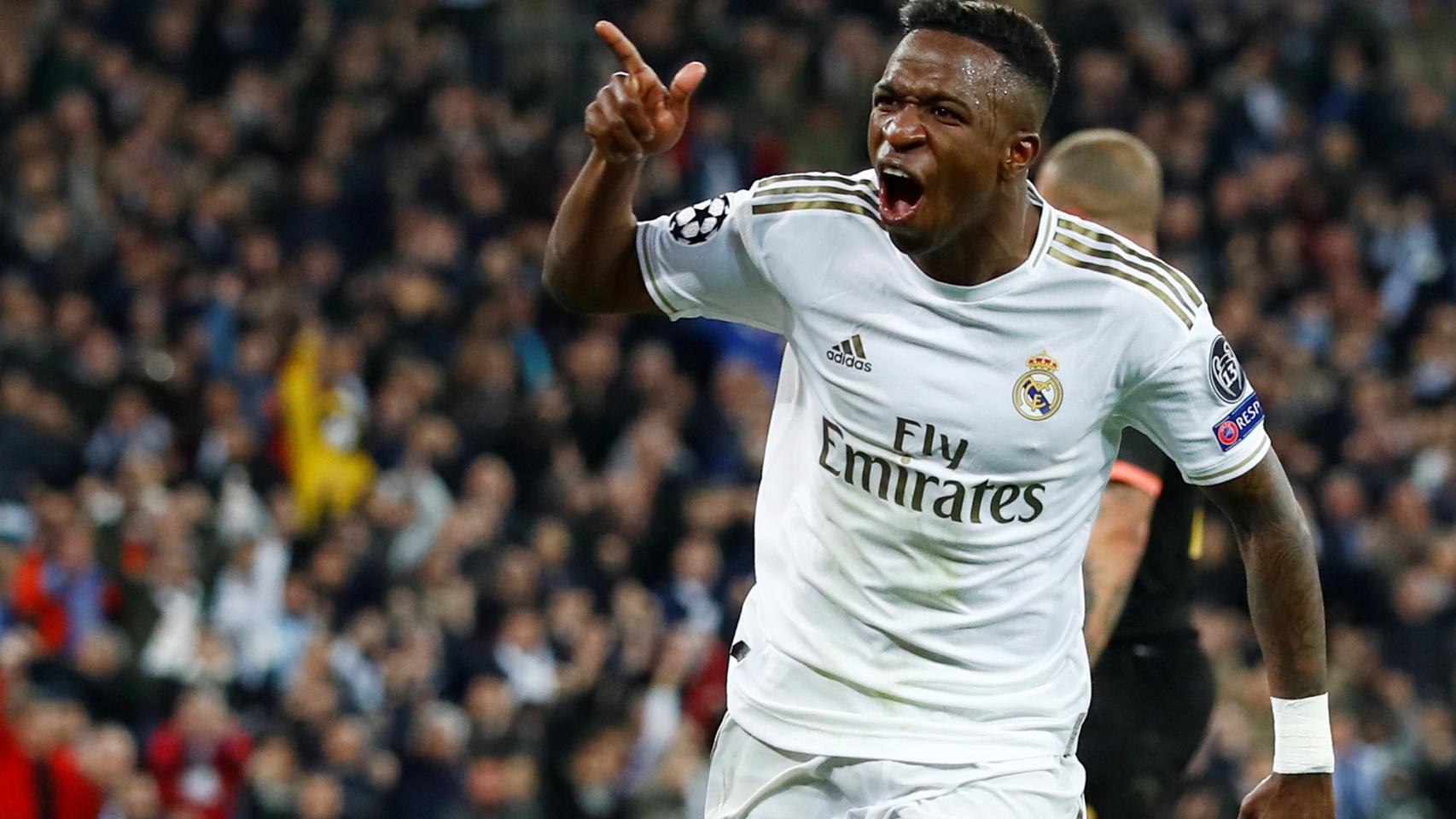 Vinicius celebra con la grada del Santiago Bernabéu el gol de Isco