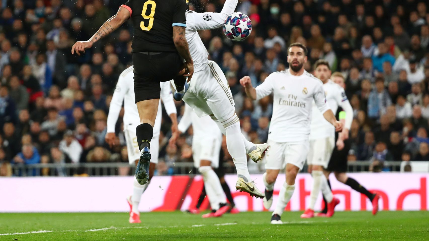 Gabriel Jesus remata a gol un centro tras una polémica acción con Ramos
