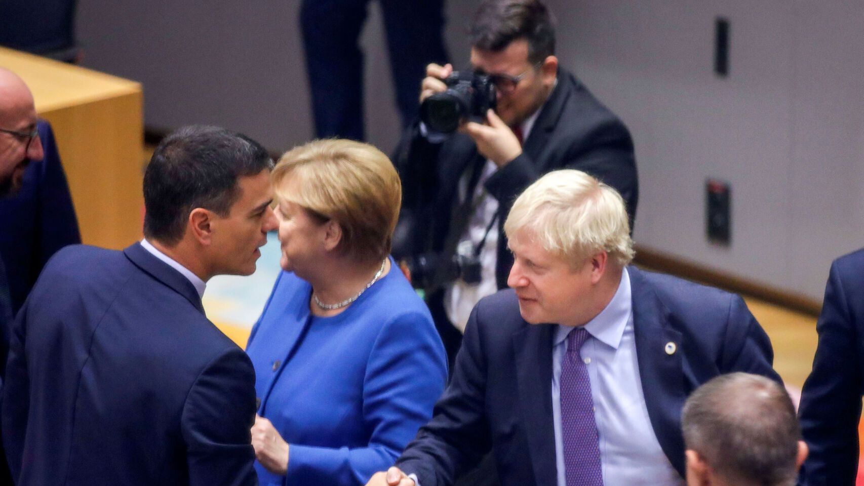 Boris Johnson saluda a Pedro Sánchez durante la cumbre del 'brexit' François Lenoir/Reuters