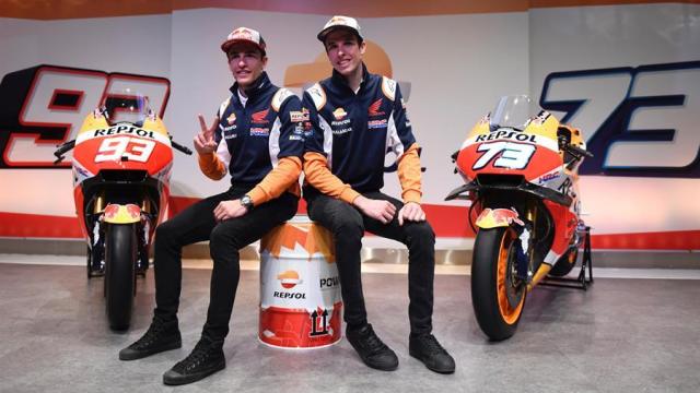 Los hermanos Marc y Álex Márquez, en la sede de Repsol en Madrid.