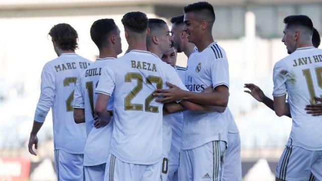 Piña de los jugadores del Castilla