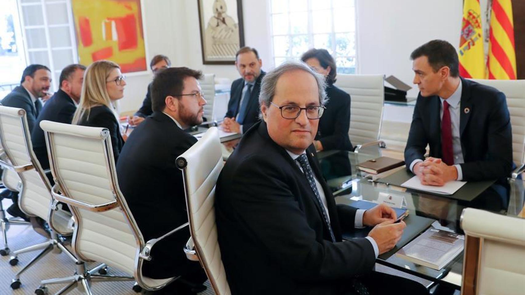 Algunos de los negociadores en la primera mesa en Moncloa.