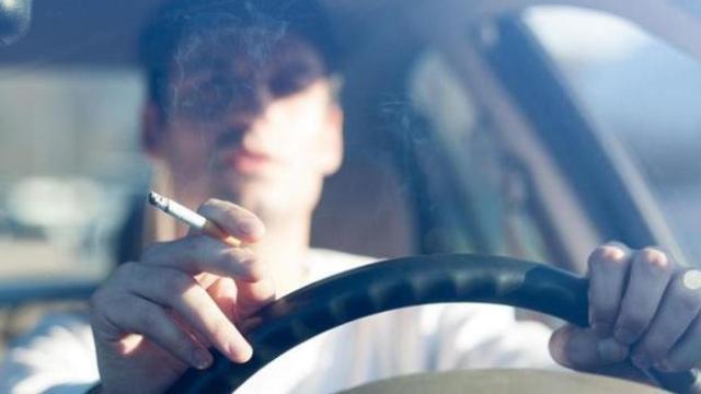 Prohibido fumar en el coche.