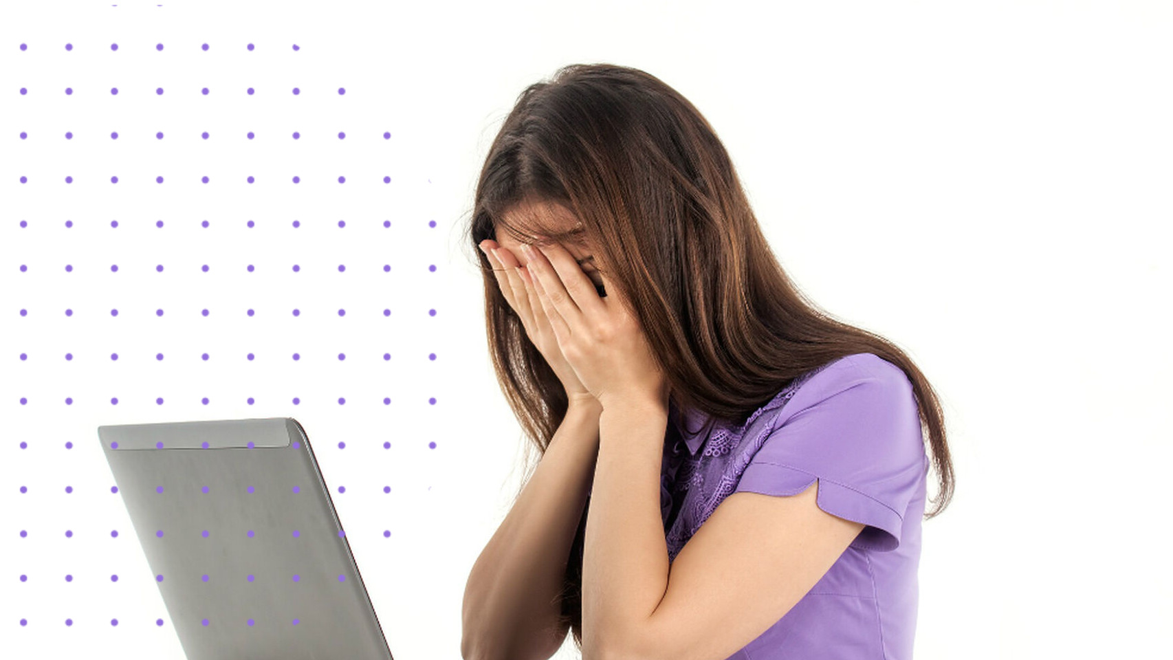 Una mujer delante de un ordenador.