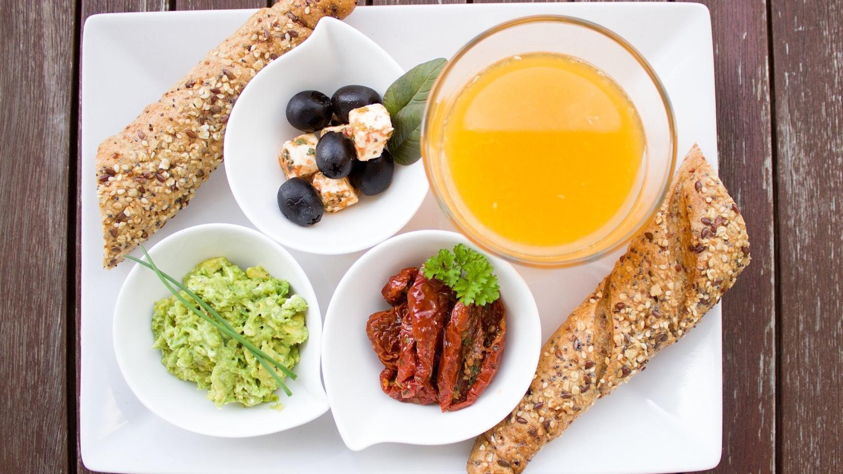Un desayuno sobre una bandeja.