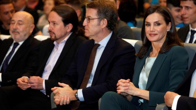 La reina Letizia, Alberto Núñez Feijóo y Pablo Iglesias en A Coruña.