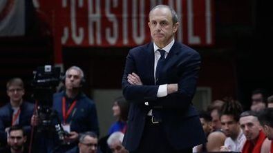 El entrenador del Olimpia de Milán, Ettore Messina, durante un partido