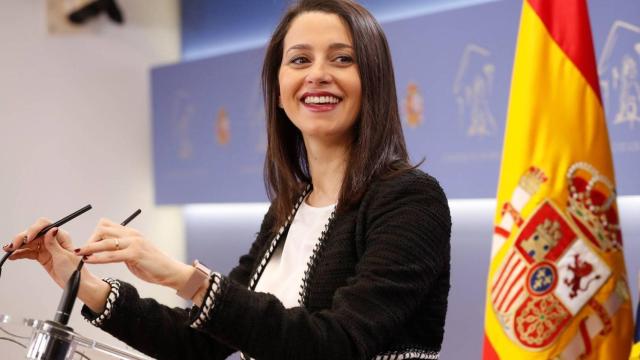 Inés Arrimadas, presidenta de Ciudadanos, durante una rueda de prensa en el Congreso.