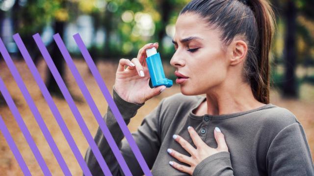 Una mujer con un inhalador.