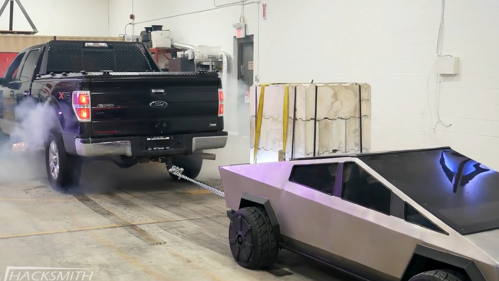 Un Tesla Cybertruck en miniatura consigue mantener a raya al Ford F-150