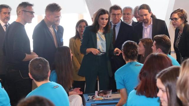La Reina Letizia con el presidente de la Xunta, Alberto Núñez Feijóo, y el vicepresidente del Gobierno, Pablo Iglesias esta mañana en el centro Ágora