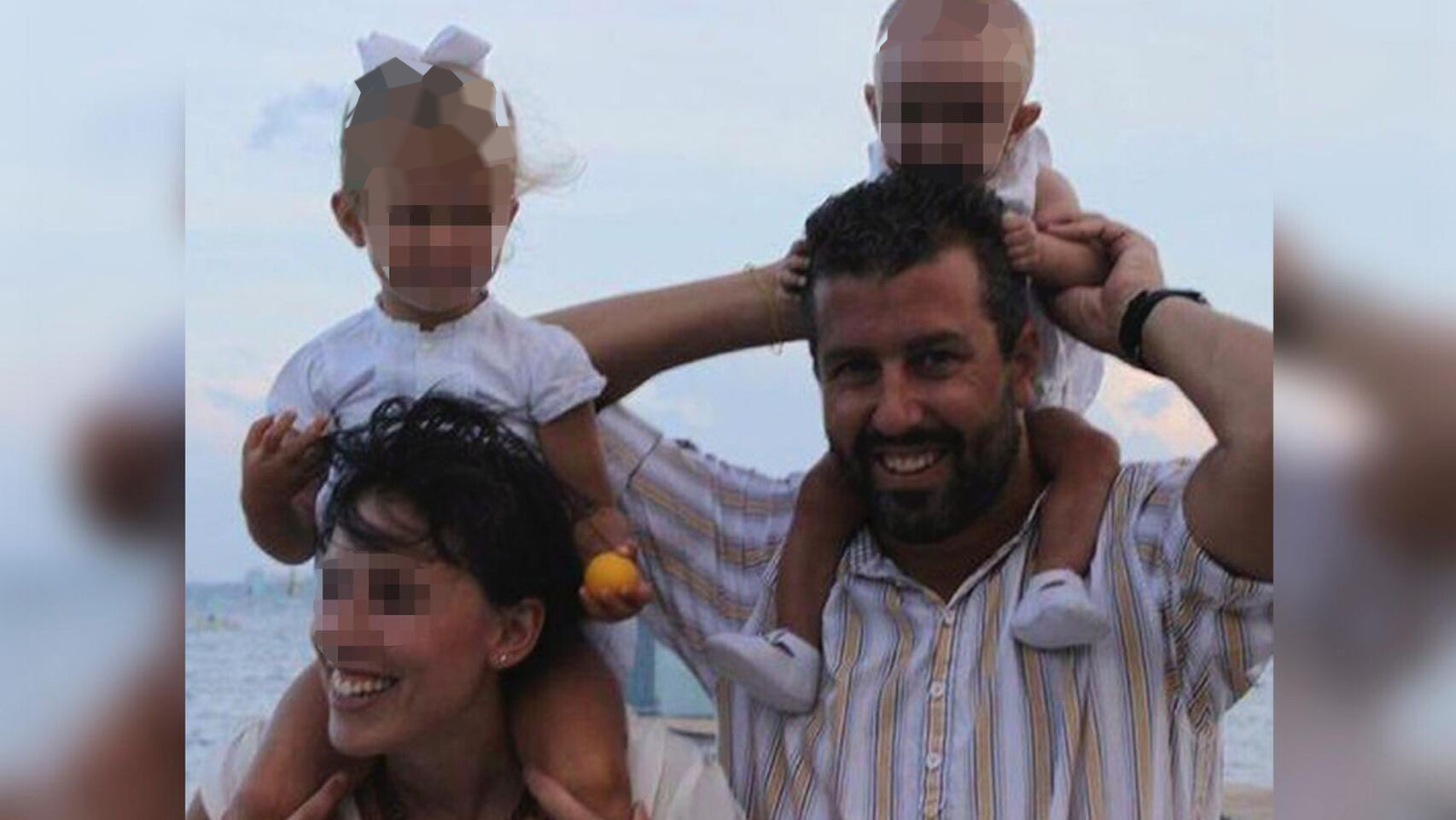 Paula y el comandante Eduardo Fermín Garvalena Crespo paseando por la playa felices junto a dos de sus tres hijas.