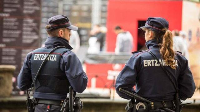 Los agentes detuvieron al grupo de jóvenes después de la presunta violación del fin de semana.
