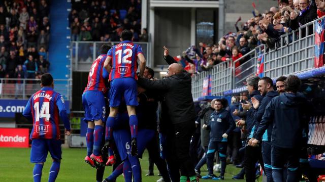La piña de los jugadores del Eibar tras uno de los goles ante el Levante