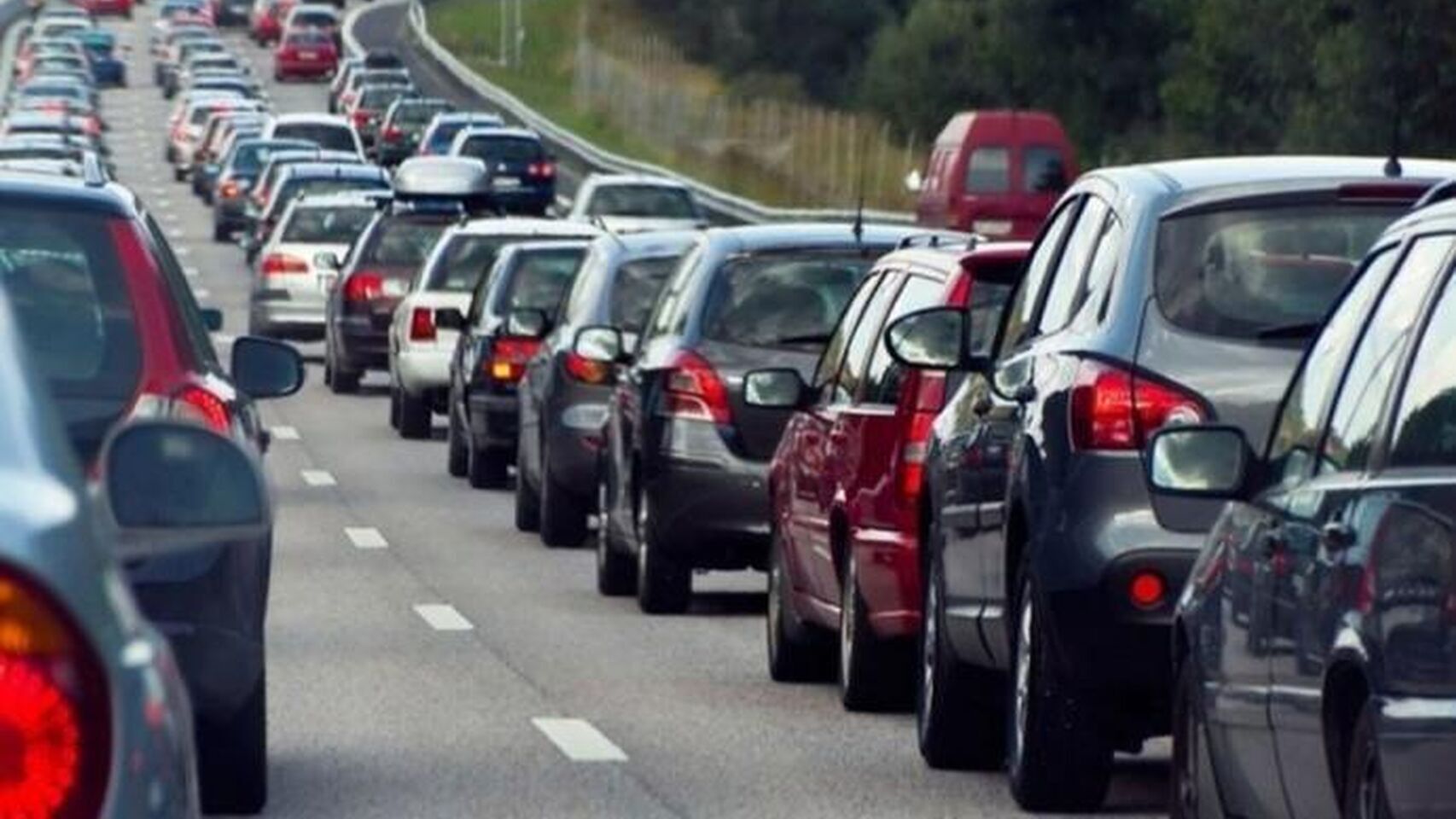Vehículos parados en una carretera.