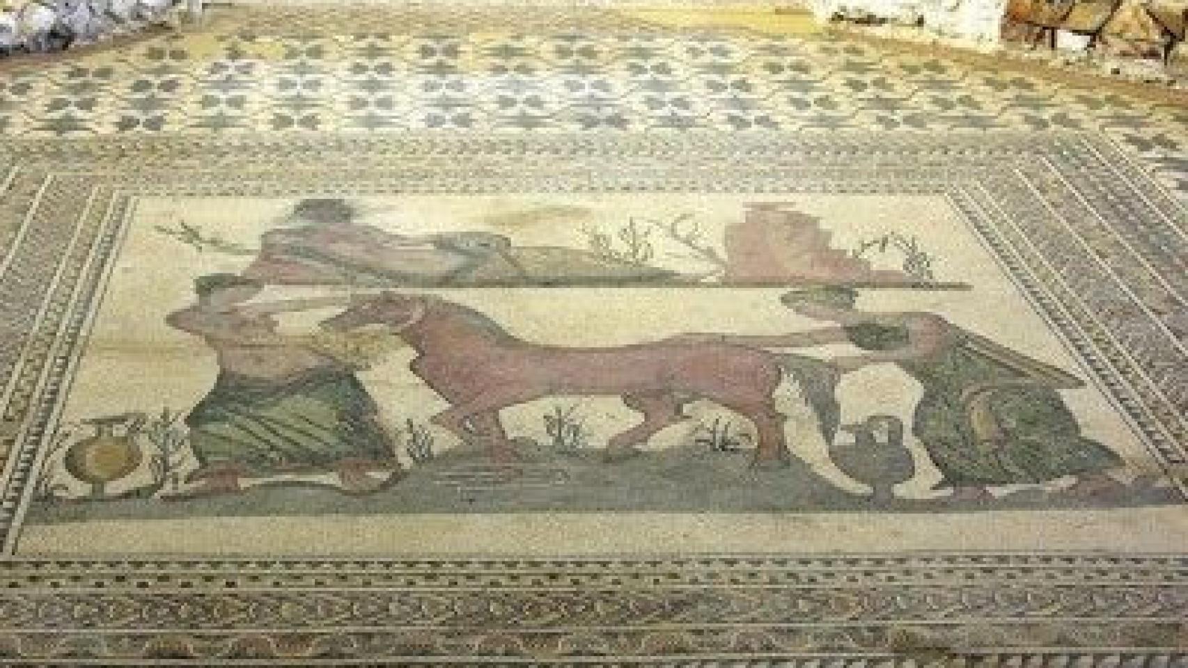 Mosaico en el suelo de una de las dependencias de la Villa romana de Almenara de Adaja 400x300